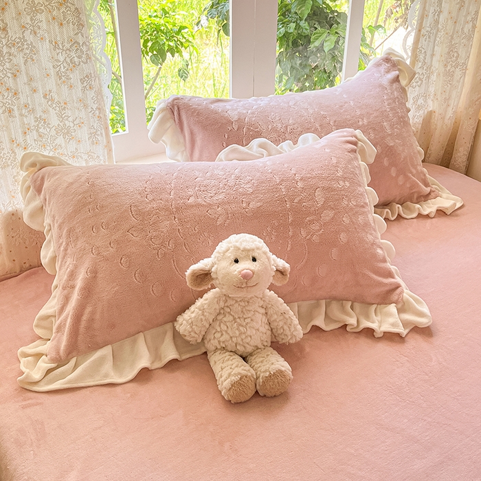 91家纺网 家纺一手货源 找家纺 金阳光家纺 2025新款A类花边款法式风立体雕花牛奶绒四件套-慕斯系列 慕斯-粉色