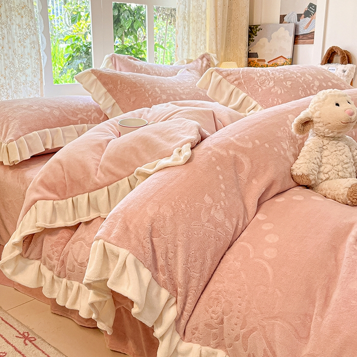 91家纺网 家纺一手货源 找家纺 金阳光家纺 2025新款A类花边款法式风立体雕花牛奶绒四件套-慕斯系列 慕斯-粉色