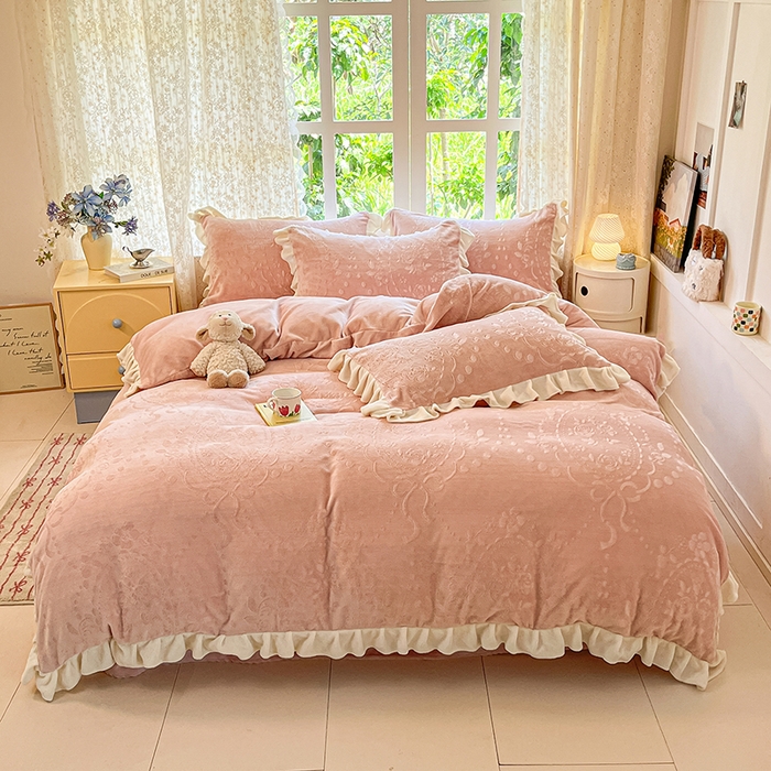 91家纺网 家纺一手货源 找家纺 金阳光家纺 2025新款A类花边款法式风立体雕花牛奶绒四件套-慕斯系列 慕斯-粉色