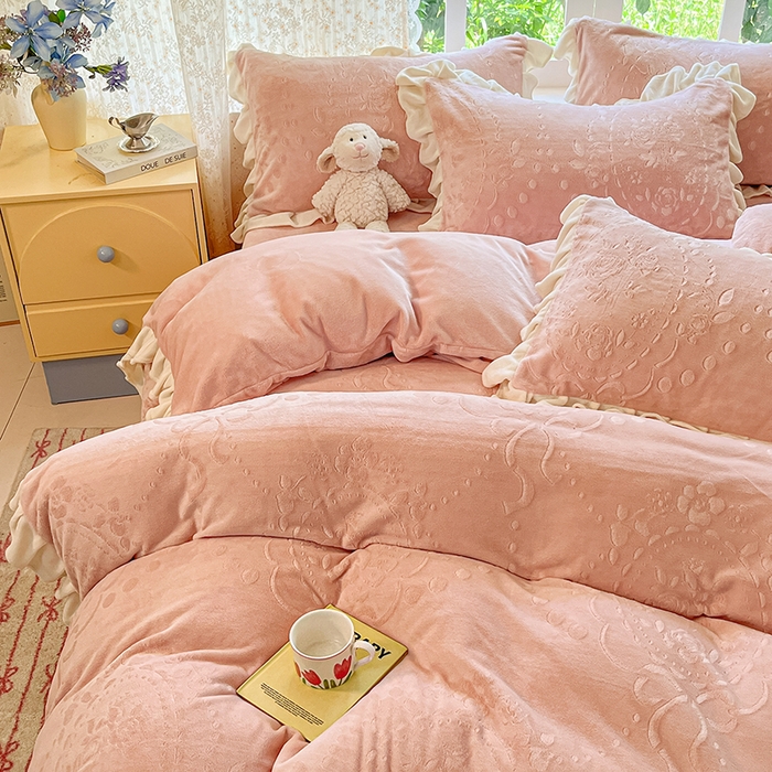 91家纺网 家纺一手货源 找家纺 金阳光家纺 2025新款A类花边款法式风立体雕花牛奶绒四件套-慕斯系列 慕斯-粉色