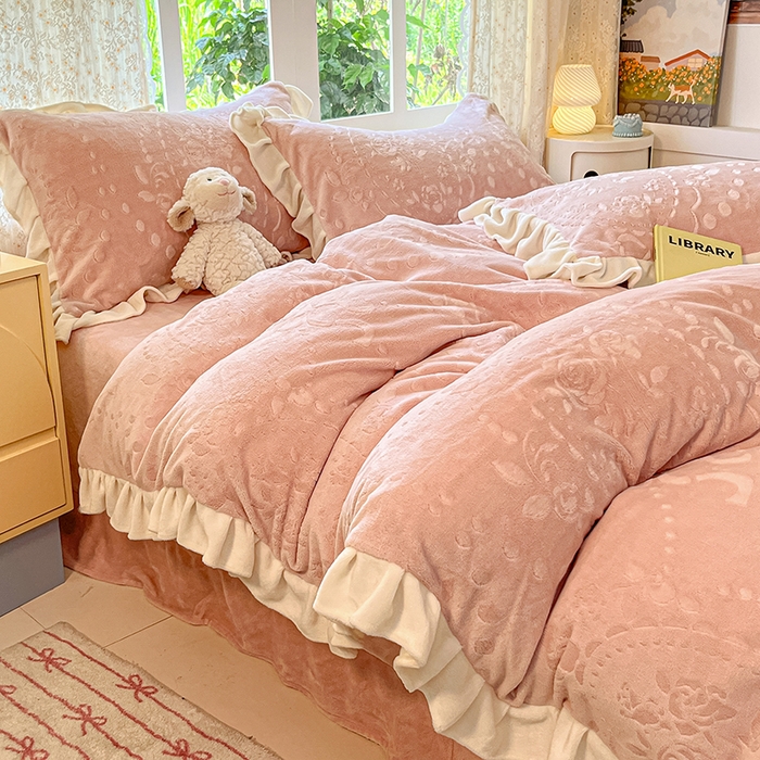 91家纺网 家纺一手货源 找家纺 金阳光家纺 2025新款A类花边款法式风立体雕花牛奶绒四件套-慕斯系列 慕斯-粉色