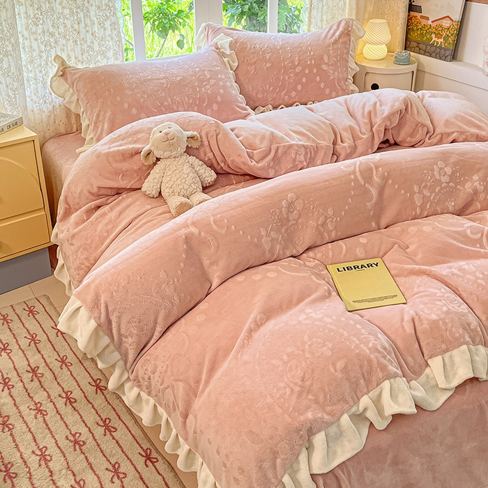 91家纺网 家纺一手货源 找家纺 金阳光家纺 2025新款A类花边款法式风立体雕花牛奶绒四件套-慕斯系列 慕斯-粉色