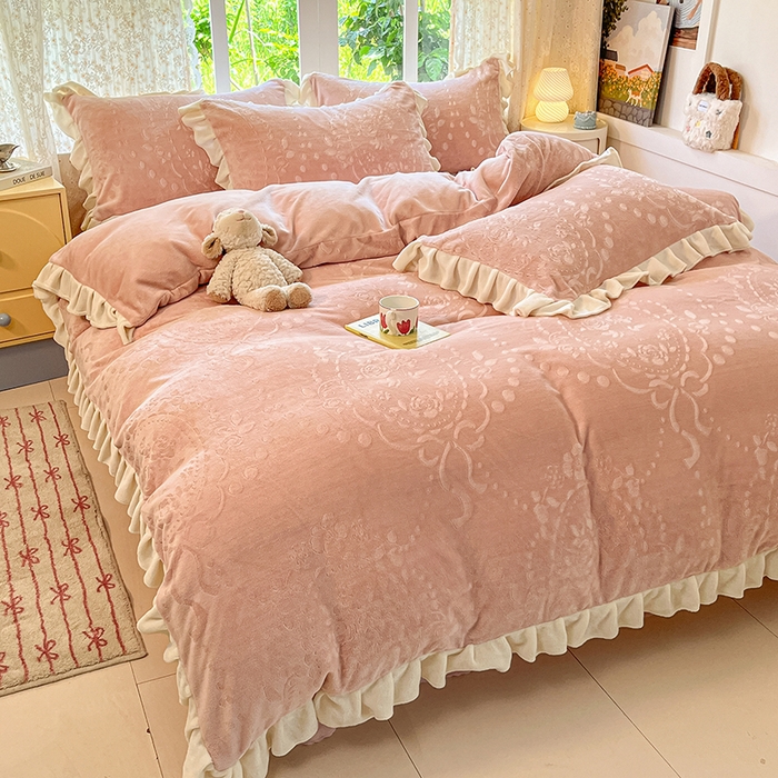 91家纺网 家纺一手货源 找家纺 金阳光家纺 2025新款A类花边款法式风立体雕花牛奶绒四件套-慕斯系列 慕斯-粉色