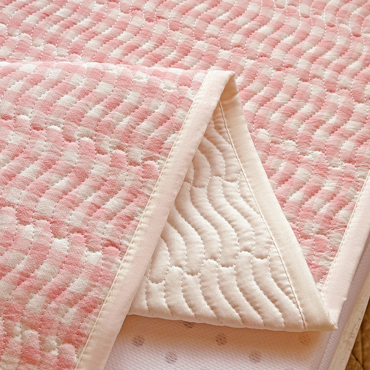 91家纺网 家纺一手货源 找家纺 乐野家居 2025热款学生床全棉色织水洗棉夹棉多功能床垫-床盖 粉小格