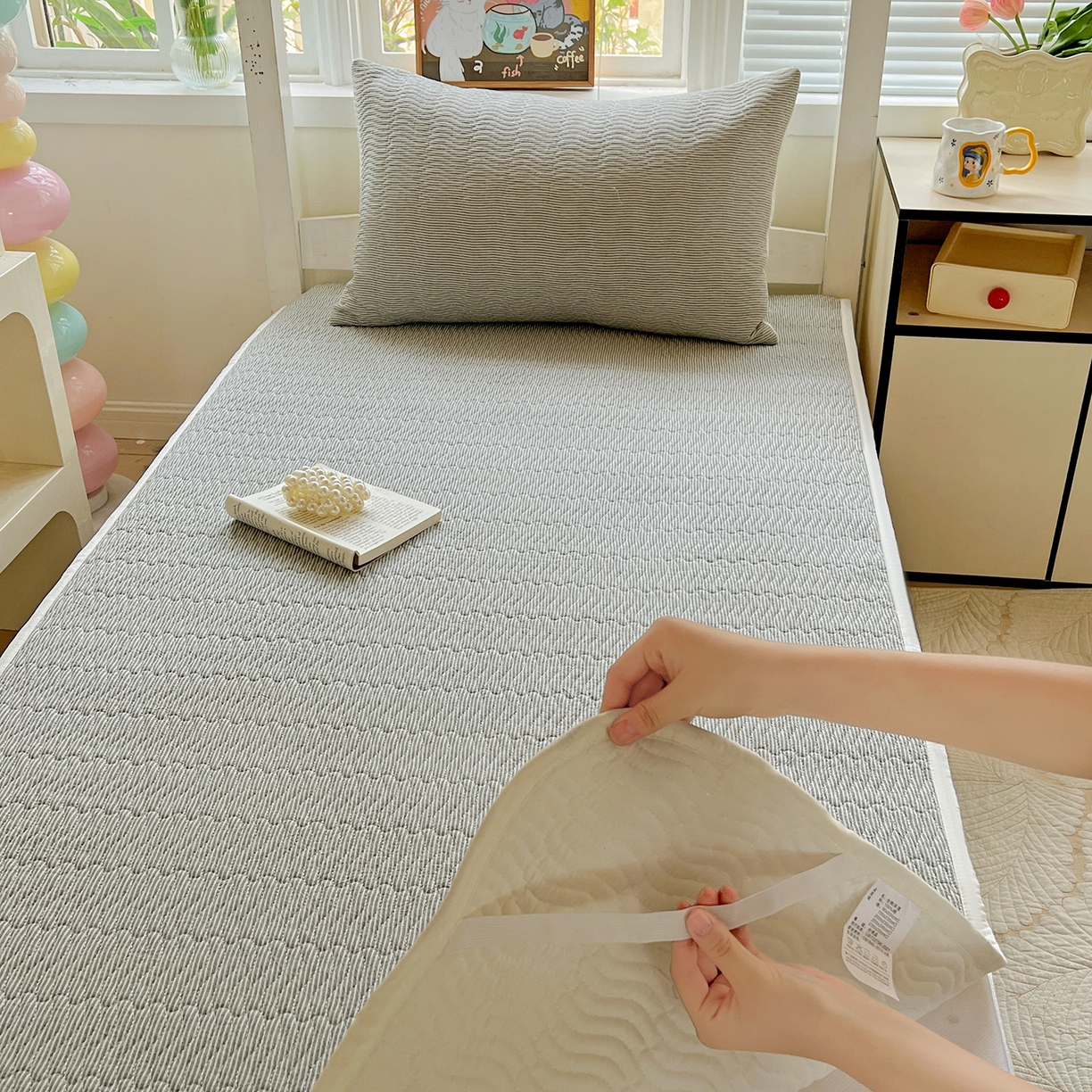 91家纺网 家纺一手货源 找家纺 乐野家居 2025热款学生床全棉色织水洗棉夹棉多功能床垫-床盖 流年深灰