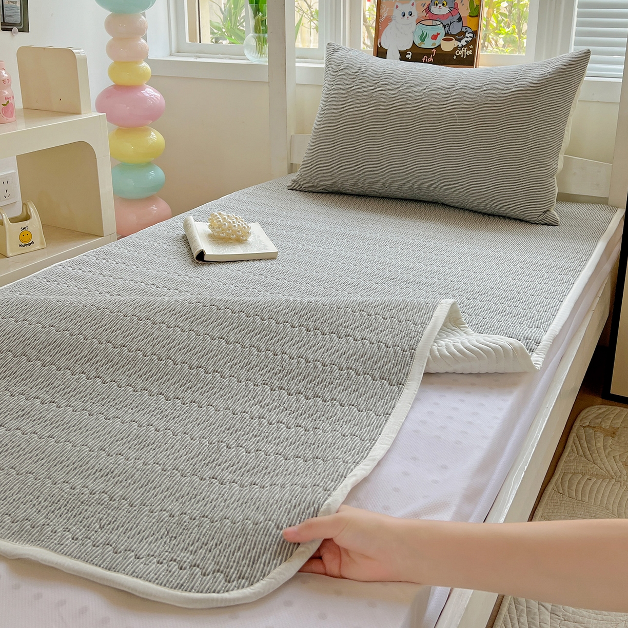 91家纺网 家纺一手货源 找家纺 乐野家居 2025热款学生床全棉色织水洗棉夹棉多功能床垫-床盖 流年深灰