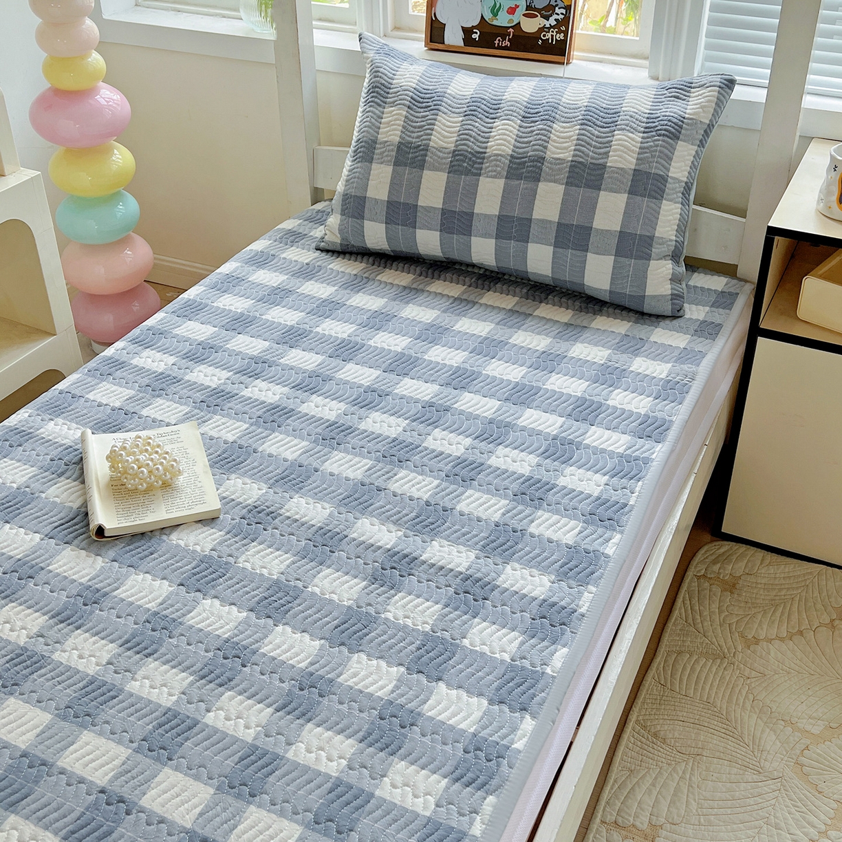 91家纺网 家纺一手货源 找家纺 乐野家居 2025热款学生床全棉色织水洗棉夹棉多功能床垫-床盖 半夏兰