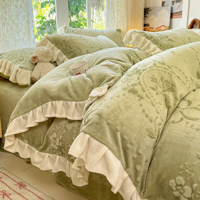 91家纺网 家纺一手货源 找家纺 金阳光家纺 2025新款A类花边款法式风立体雕花牛奶绒四件套-慕斯系列 慕斯-绿色