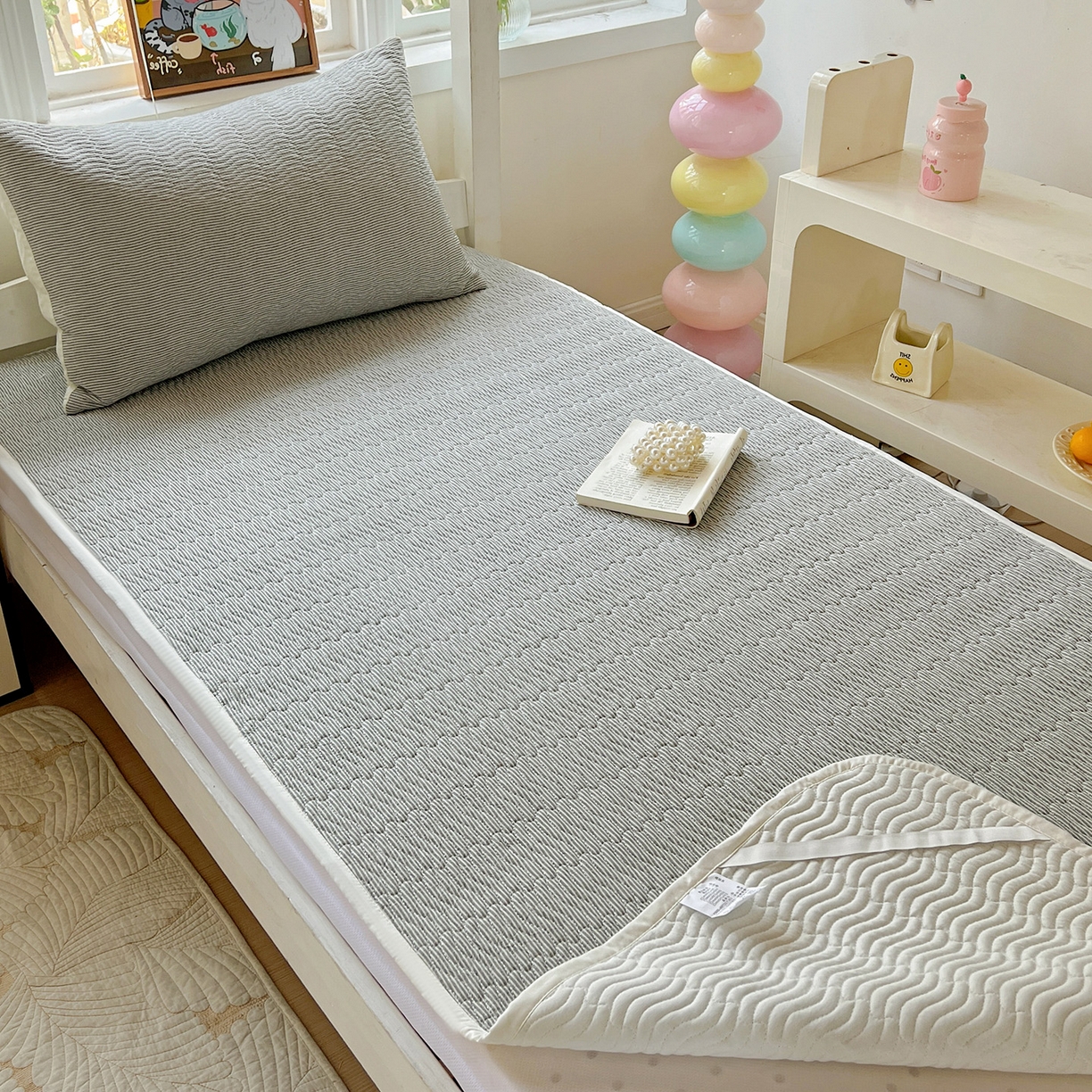 91家纺网 家纺一手货源 找家纺 乐野家居 2025热款学生床全棉色织水洗棉夹棉多功能床垫-床盖 流年深灰