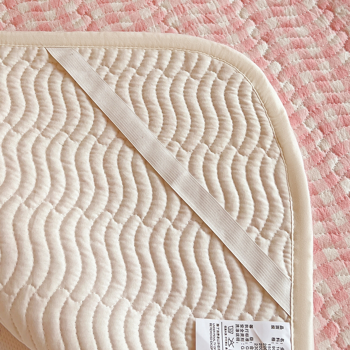 91家纺网 家纺一手货源 找家纺 乐野家居 2025热款学生床全棉色织水洗棉夹棉多功能床垫-床盖 粉小格