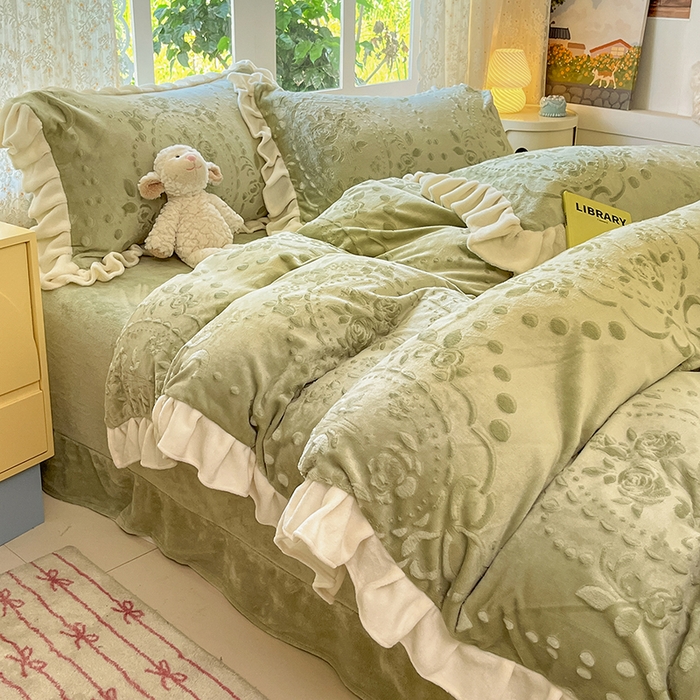 91家纺网 家纺一手货源 找家纺 金阳光家纺 2025新款A类花边款法式风立体雕花牛奶绒四件套-慕斯系列 慕斯-绿色