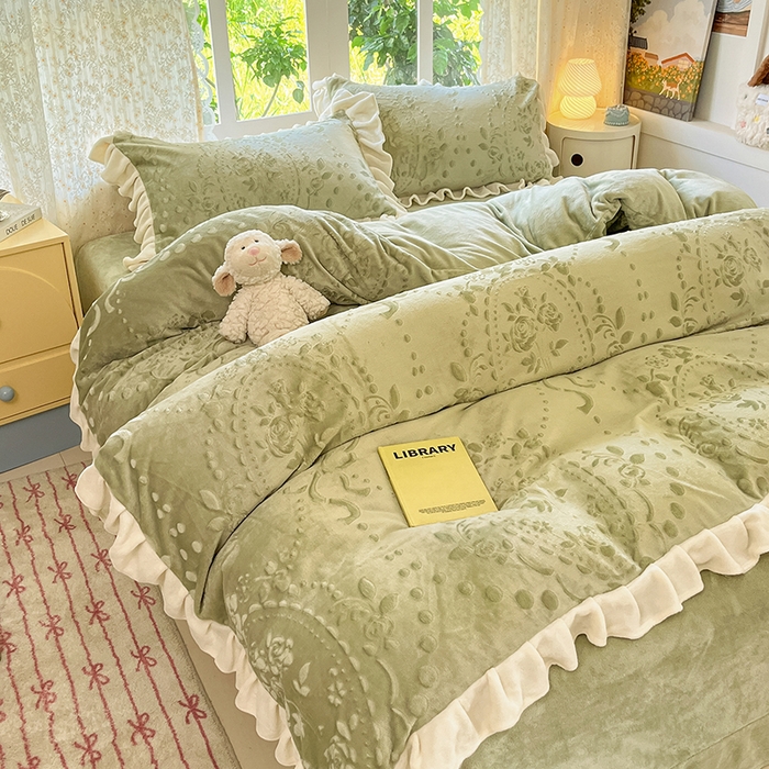 91家纺网 家纺一手货源 找家纺 金阳光家纺 2025新款A类花边款法式风立体雕花牛奶绒四件套-慕斯系列 慕斯-绿色