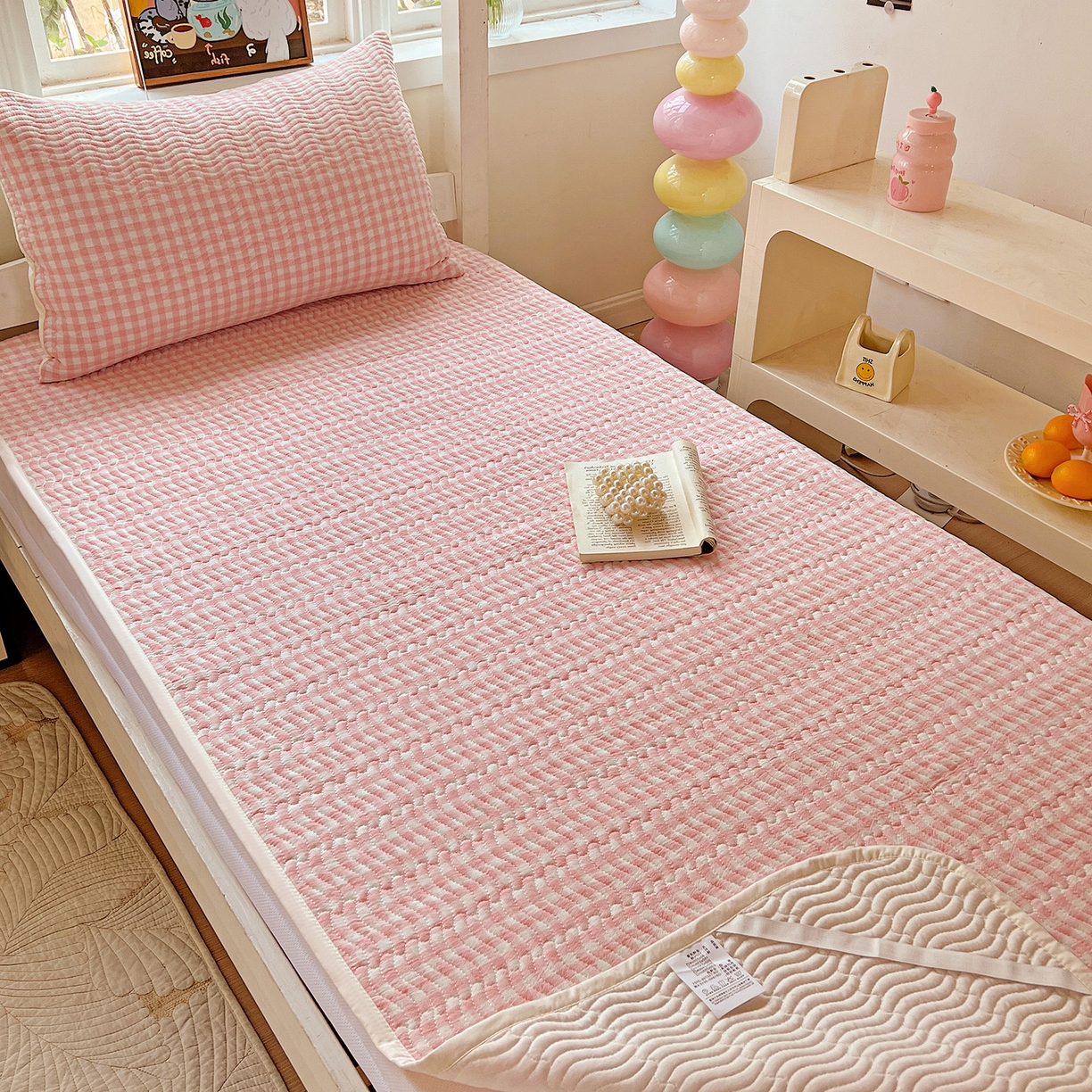91家纺网 家纺一手货源 找家纺 乐野家居 2025热款学生床全棉色织水洗棉夹棉多功能床垫-床盖 粉小格