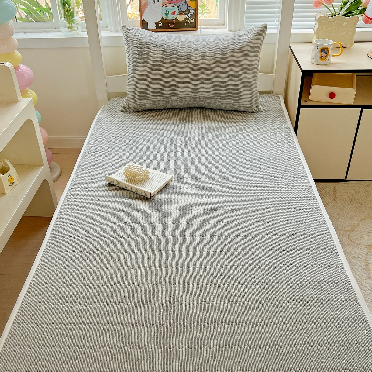 91家纺网 家纺一手货源 找家纺 乐野家居 2025热款学生床全棉色织水洗棉夹棉多功能床垫-床盖 流年深灰