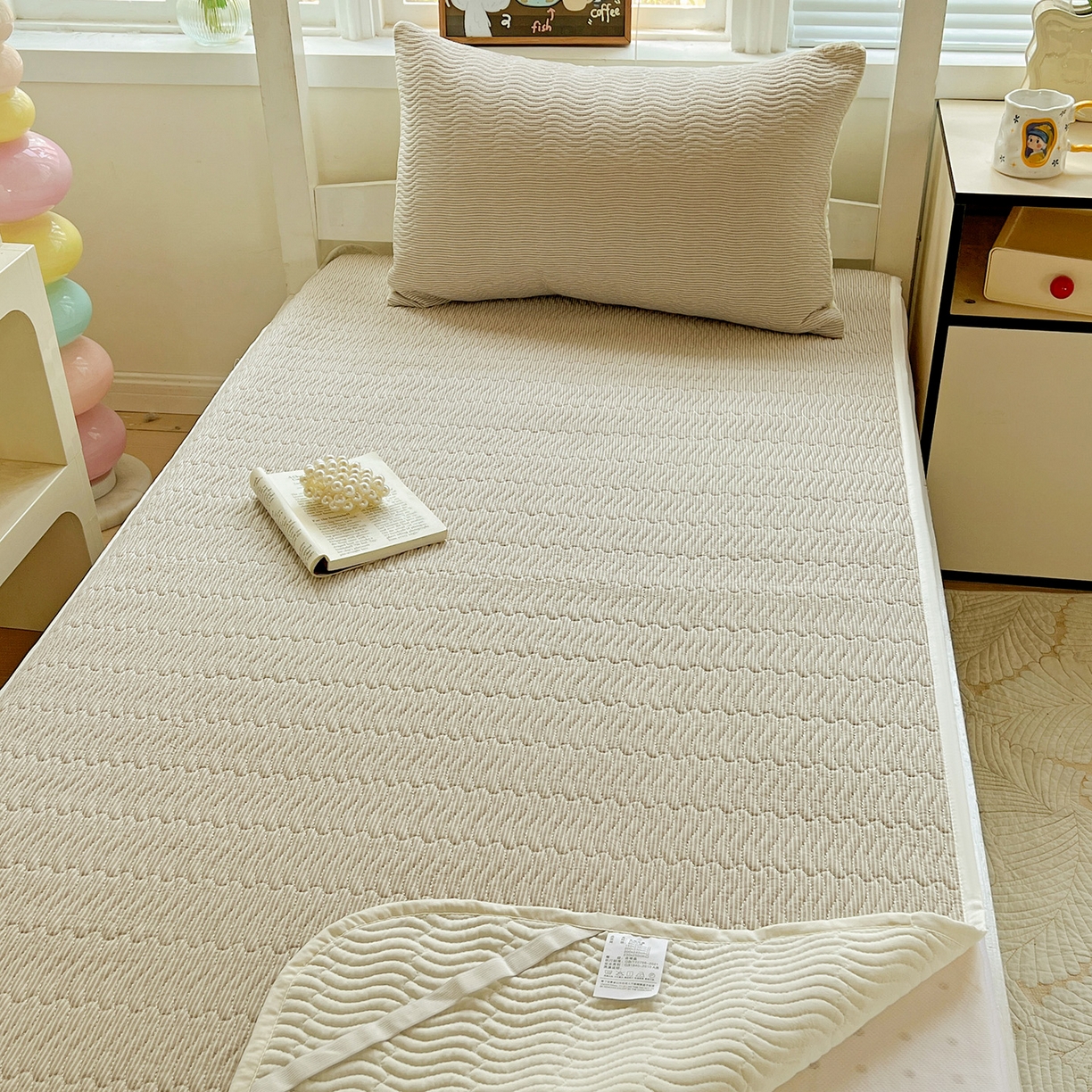 91家纺网 家纺一手货源 找家纺 乐野家居 2025热款学生床全棉色织水洗棉夹棉多功能床垫-床盖 流年米咖