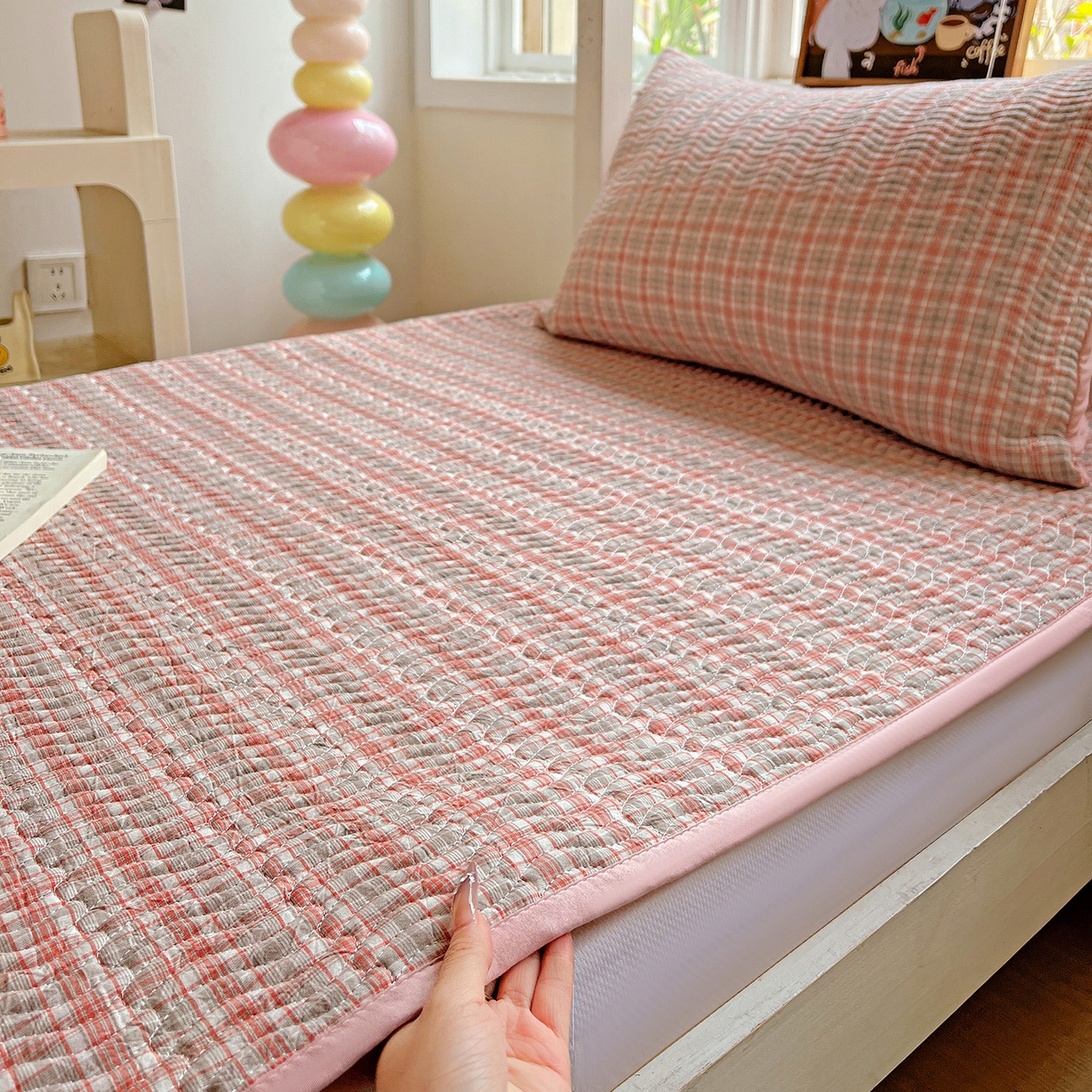 91家纺网 家纺一手货源 找家纺 乐野家居 2025热款学生床全棉色织水洗棉夹棉多功能床垫-床盖 洋气红
