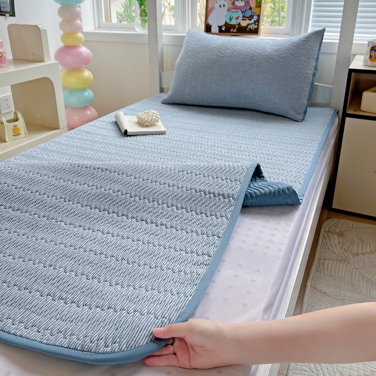 91家纺网 家纺一手货源 找家纺 乐野家居 2025热款学生床全棉色织水洗棉夹棉多功能床垫-床盖 流年布鲁蓝