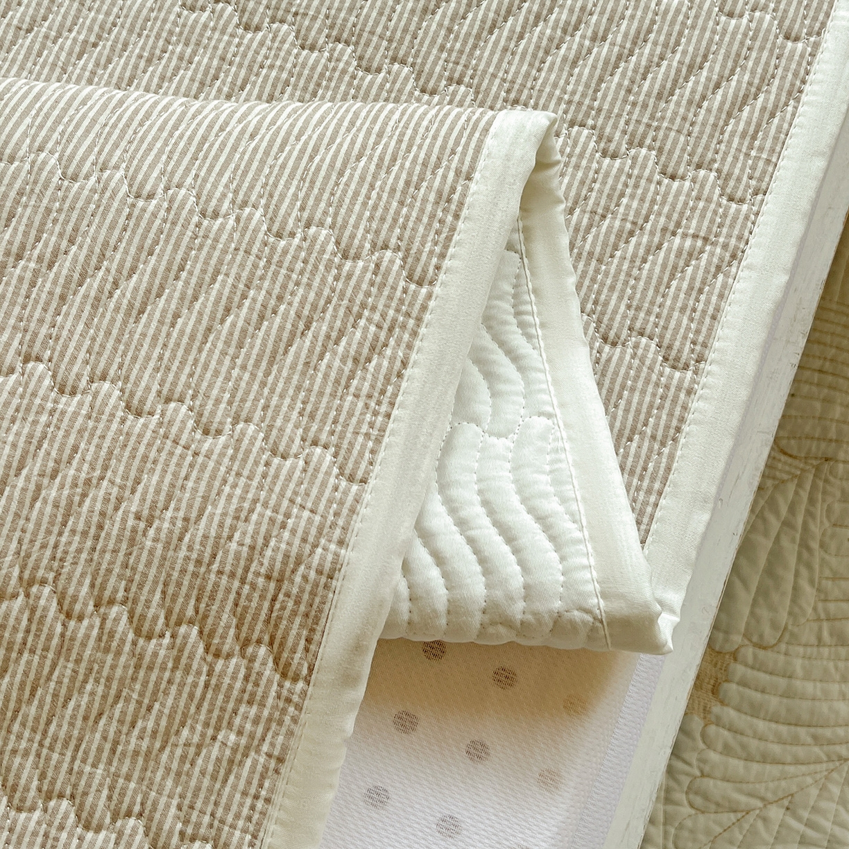 91家纺网 家纺一手货源 找家纺 乐野家居 2025热款学生床全棉色织水洗棉夹棉多功能床垫-床盖 流年米咖