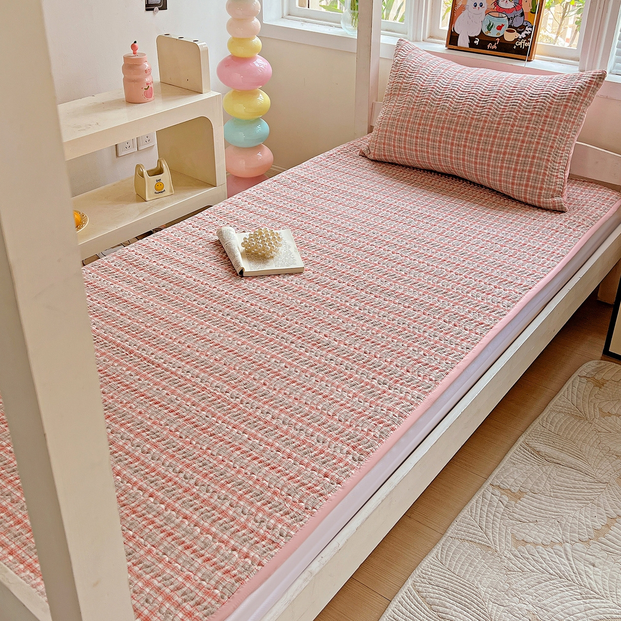 91家纺网 家纺一手货源 找家纺 乐野家居 2025热款学生床全棉色织水洗棉夹棉多功能床垫-床盖 洋气红