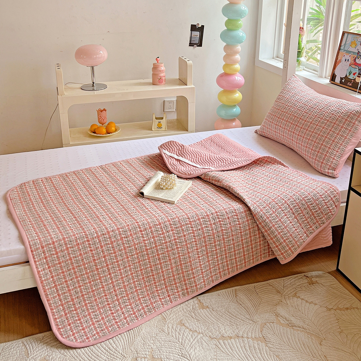 91家纺网 家纺一手货源 找家纺 乐野家居 2025热款学生床全棉色织水洗棉夹棉多功能床垫-床盖 洋气红