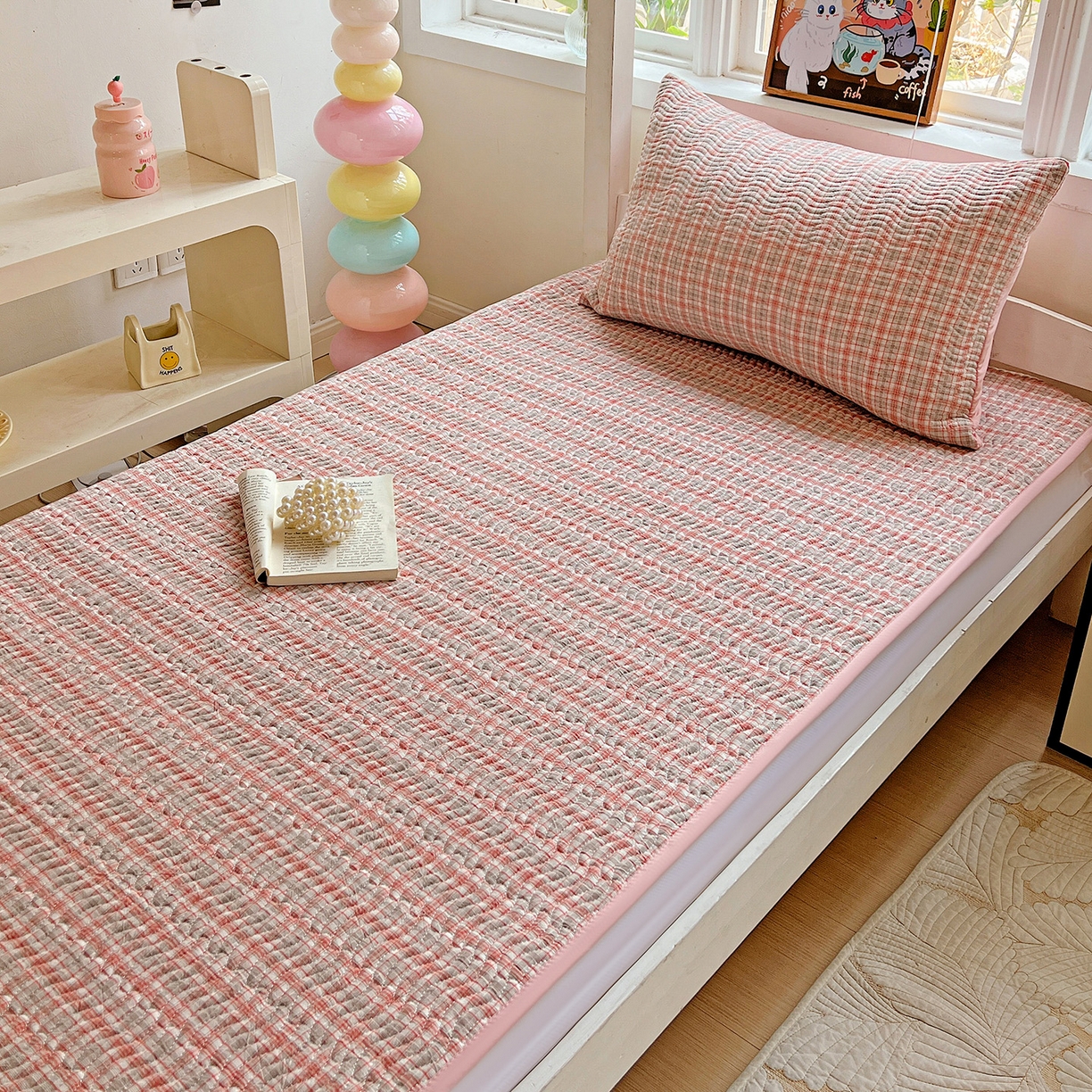 91家纺网 家纺一手货源 找家纺 乐野家居 2025热款学生床全棉色织水洗棉夹棉多功能床垫-床盖 洋气红