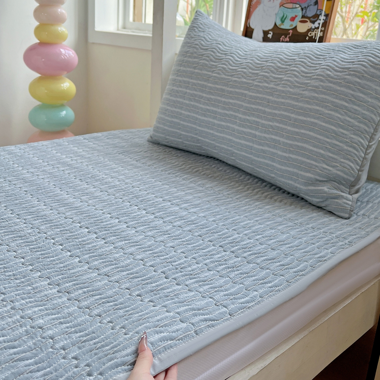 91家纺网 家纺一手货源 找家纺 乐野家居 2025热款学生床全棉色织水洗棉夹棉多功能床垫-床盖 可乐蓝