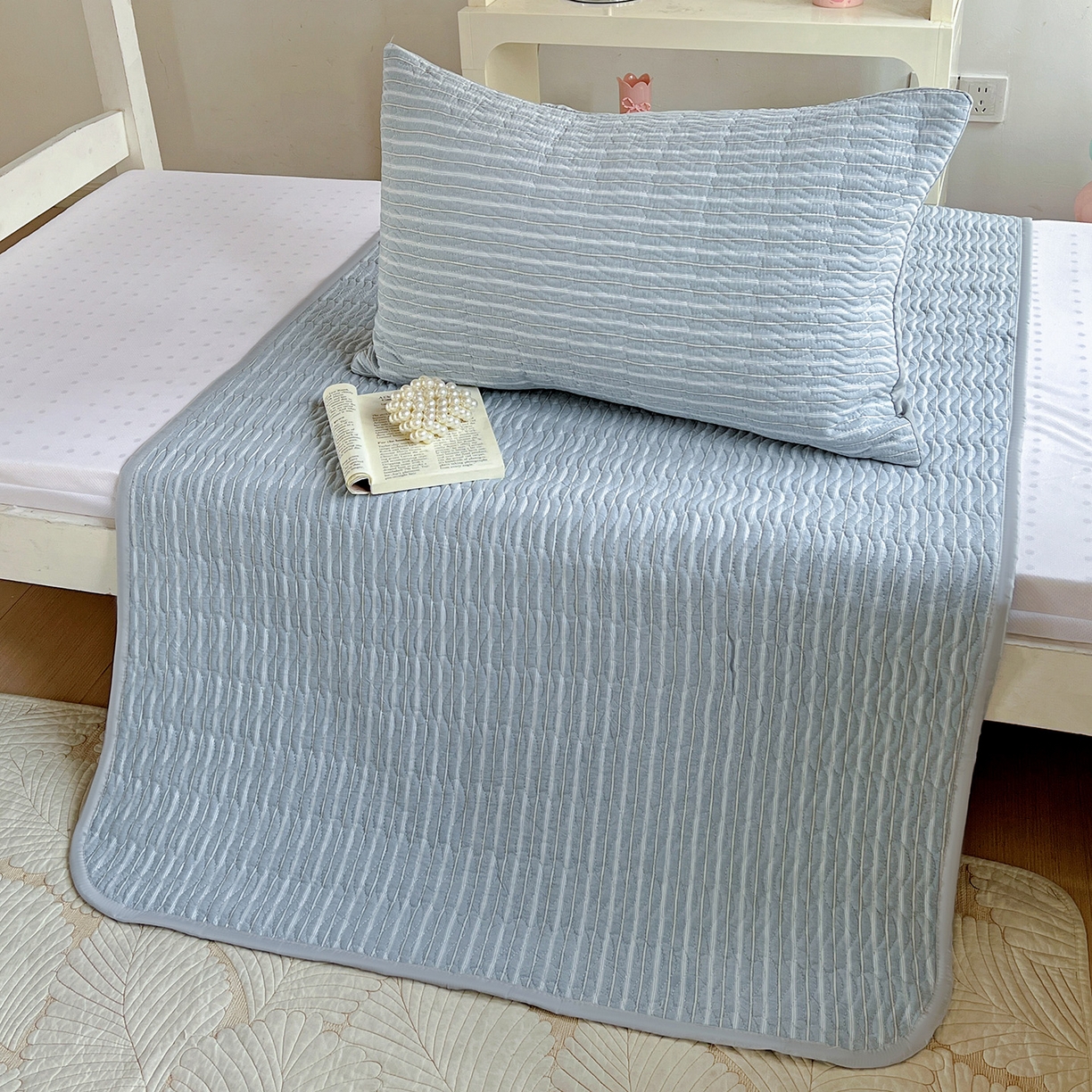 91家纺网 家纺一手货源 找家纺 乐野家居 2025热款学生床全棉色织水洗棉夹棉多功能床垫-床盖 可乐蓝