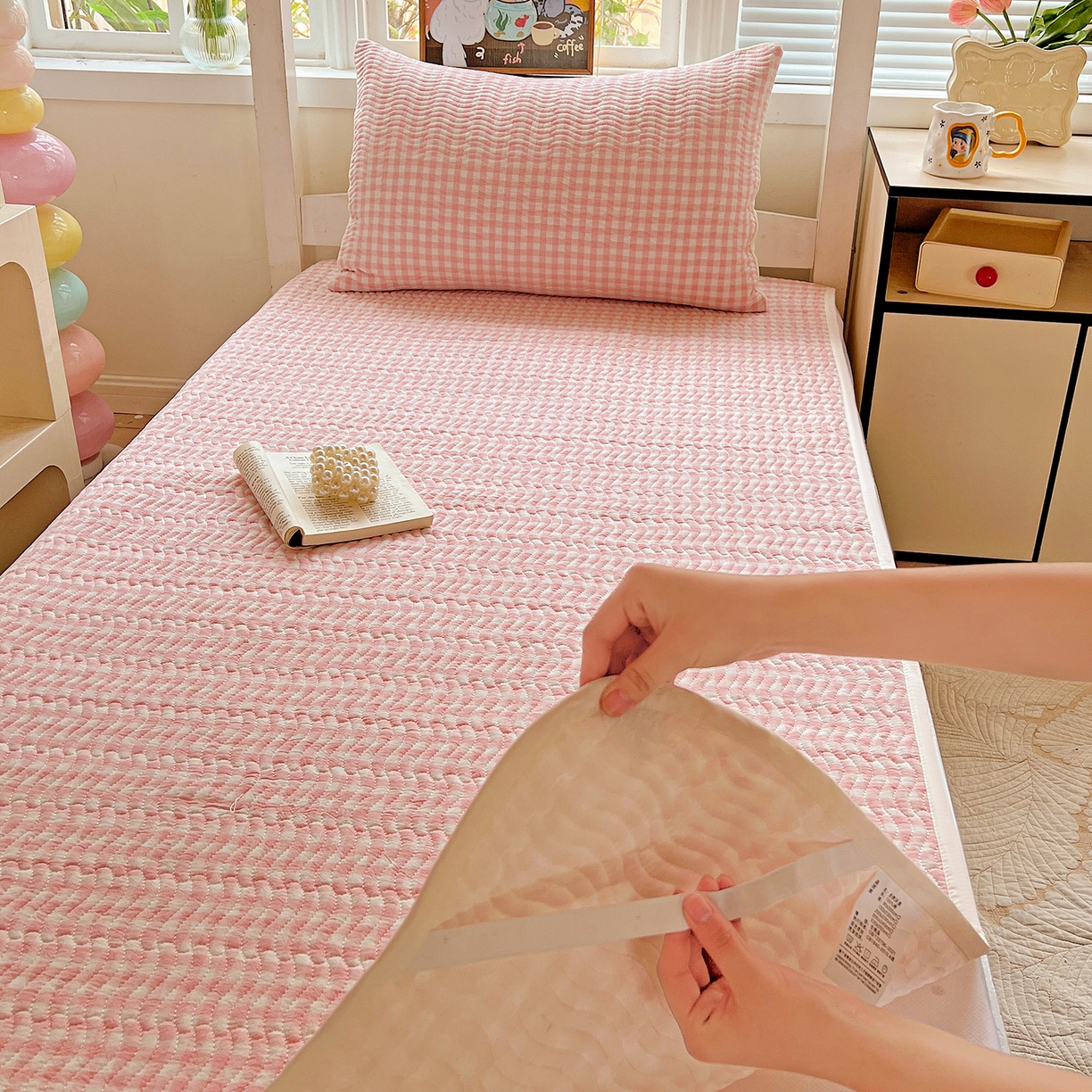 91家纺网 家纺一手货源 找家纺 乐野家居 2025热款学生床全棉色织水洗棉夹棉多功能床垫-床盖 粉小格