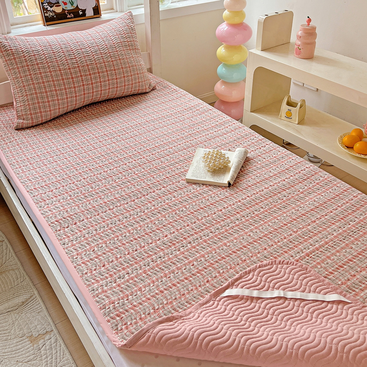 91家纺网 家纺一手货源 找家纺 乐野家居 2025热款学生床全棉色织水洗棉夹棉多功能床垫-床盖 洋气红