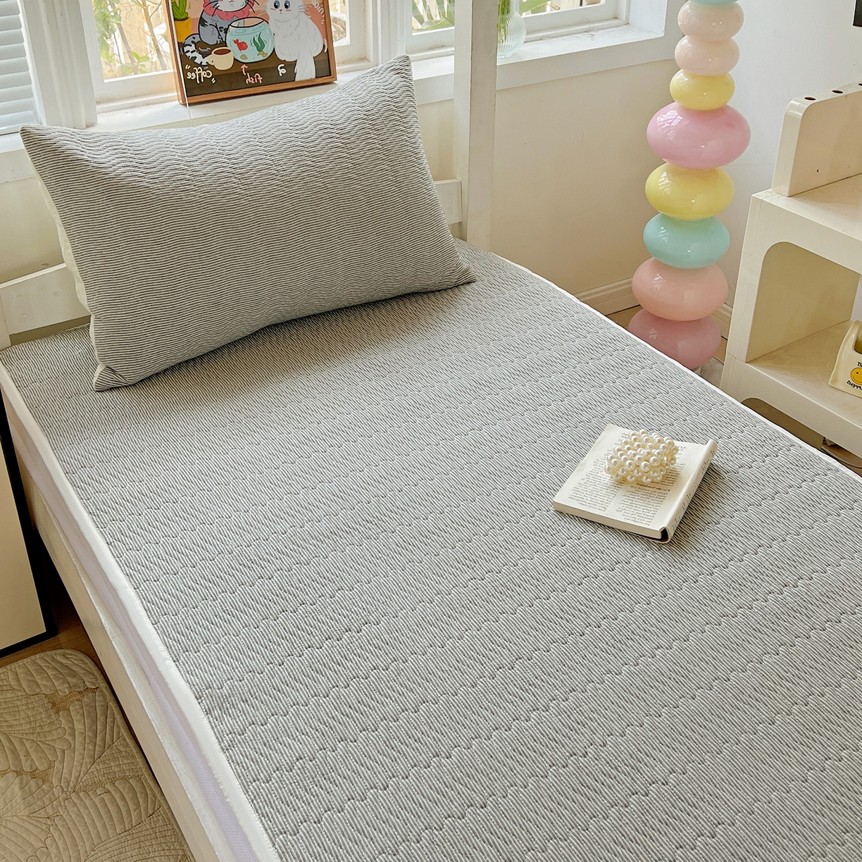 91家纺网 家纺一手货源 找家纺 乐野家居 2025热款学生床全棉色织水洗棉夹棉多功能床垫-床盖 流年深灰