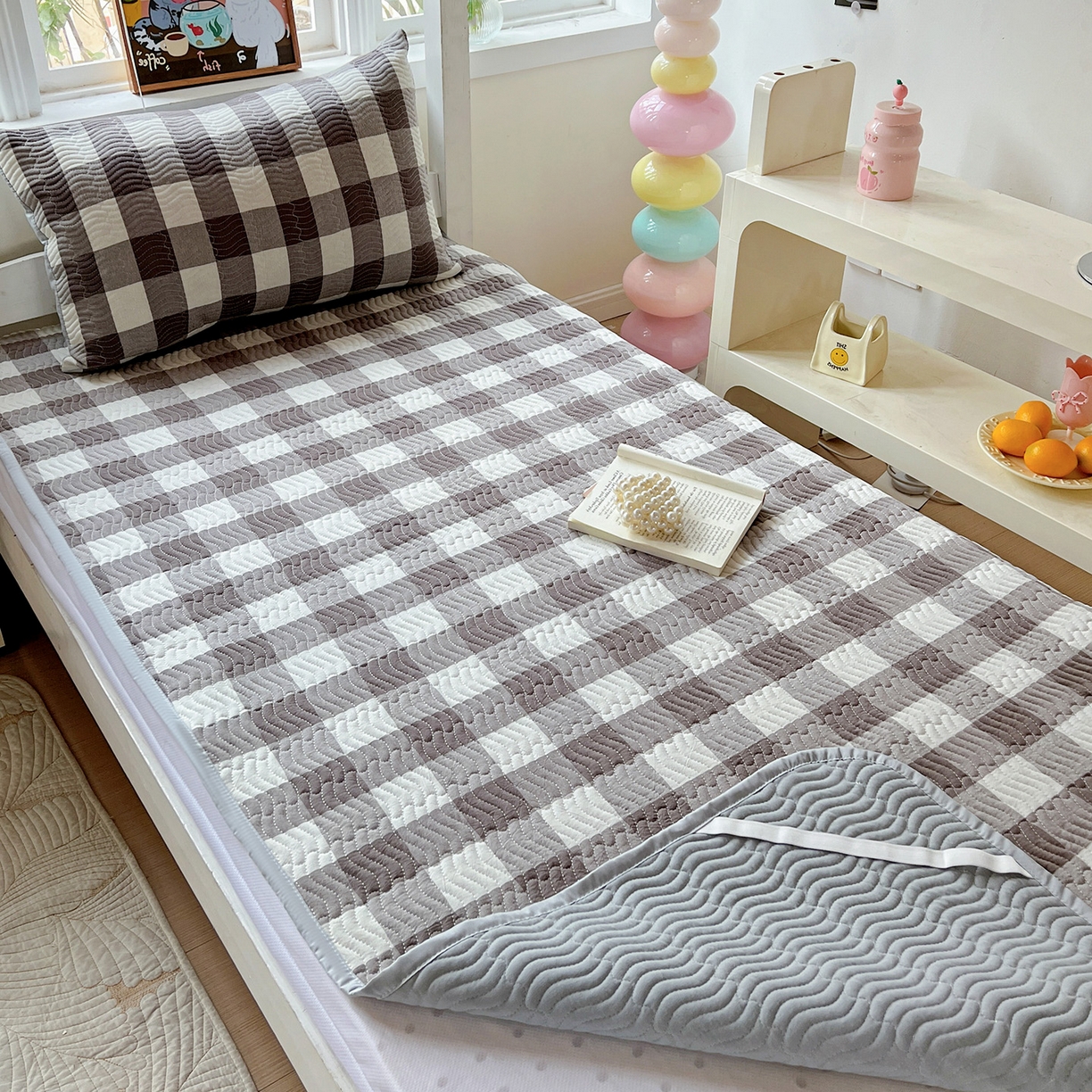 91家纺网 家纺一手货源 找家纺 乐野家居 2025热款学生床全棉色织水洗棉夹棉多功能床垫-床盖 灰中格