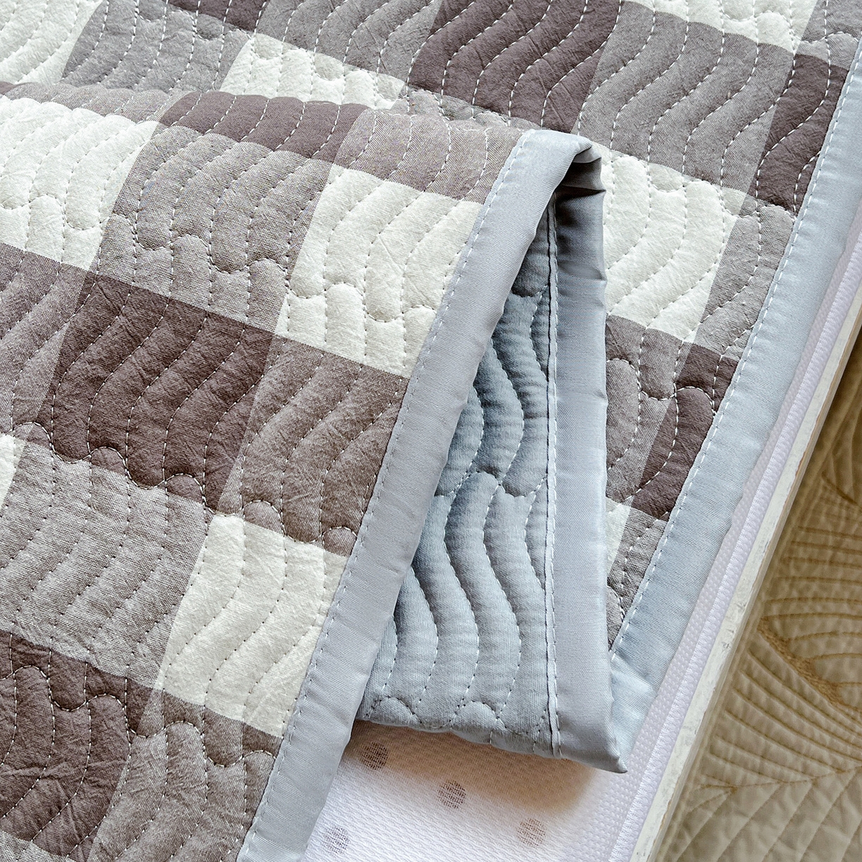 91家纺网 家纺一手货源 找家纺 乐野家居 2025热款学生床全棉色织水洗棉夹棉多功能床垫-床盖 灰中格