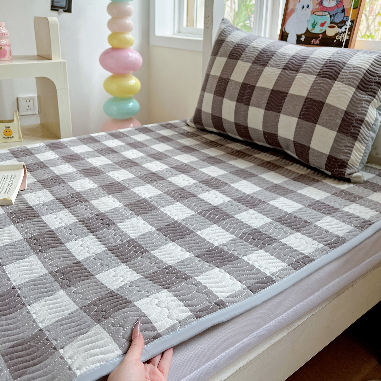 91家纺网 家纺一手货源 找家纺 乐野家居 2025热款学生床全棉色织水洗棉夹棉多功能床垫-床盖 灰中格