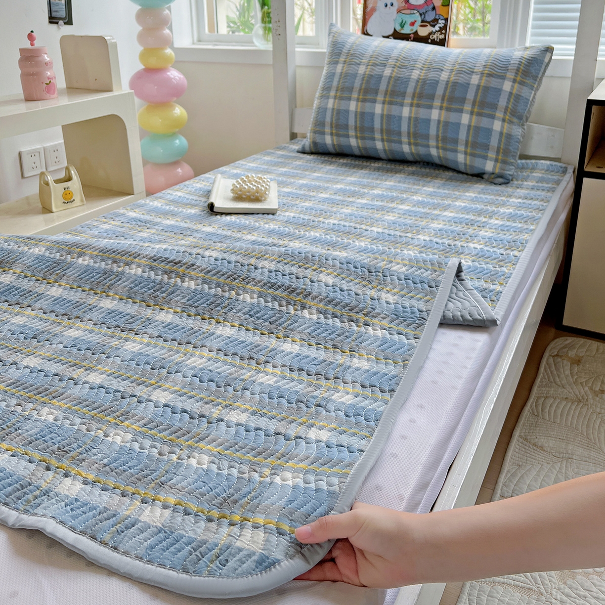 91家纺网 家纺一手货源 找家纺 乐野家居 2025热款学生床全棉色织水洗棉夹棉多功能床垫-床盖 简兮兰