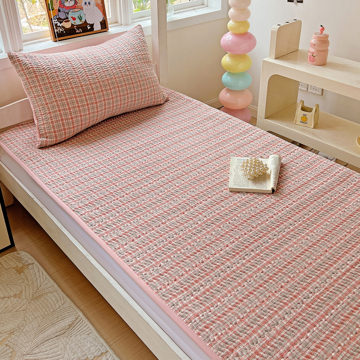 91家纺网 家纺一手货源 找家纺 乐野家居 2025热款学生床全棉色织水洗棉夹棉多功能床垫-床盖 洋气红