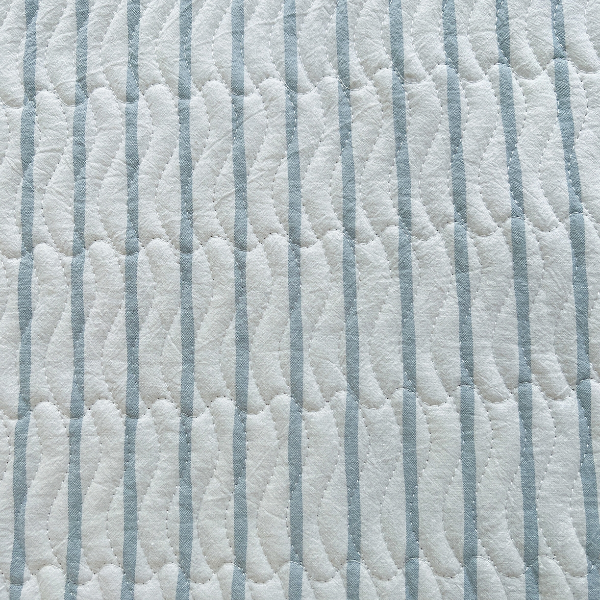 91家纺网 家纺一手货源 找家纺 乐野家居 2025热款学生床全棉色织水洗棉夹棉多功能床垫-床盖 格律 浅兰