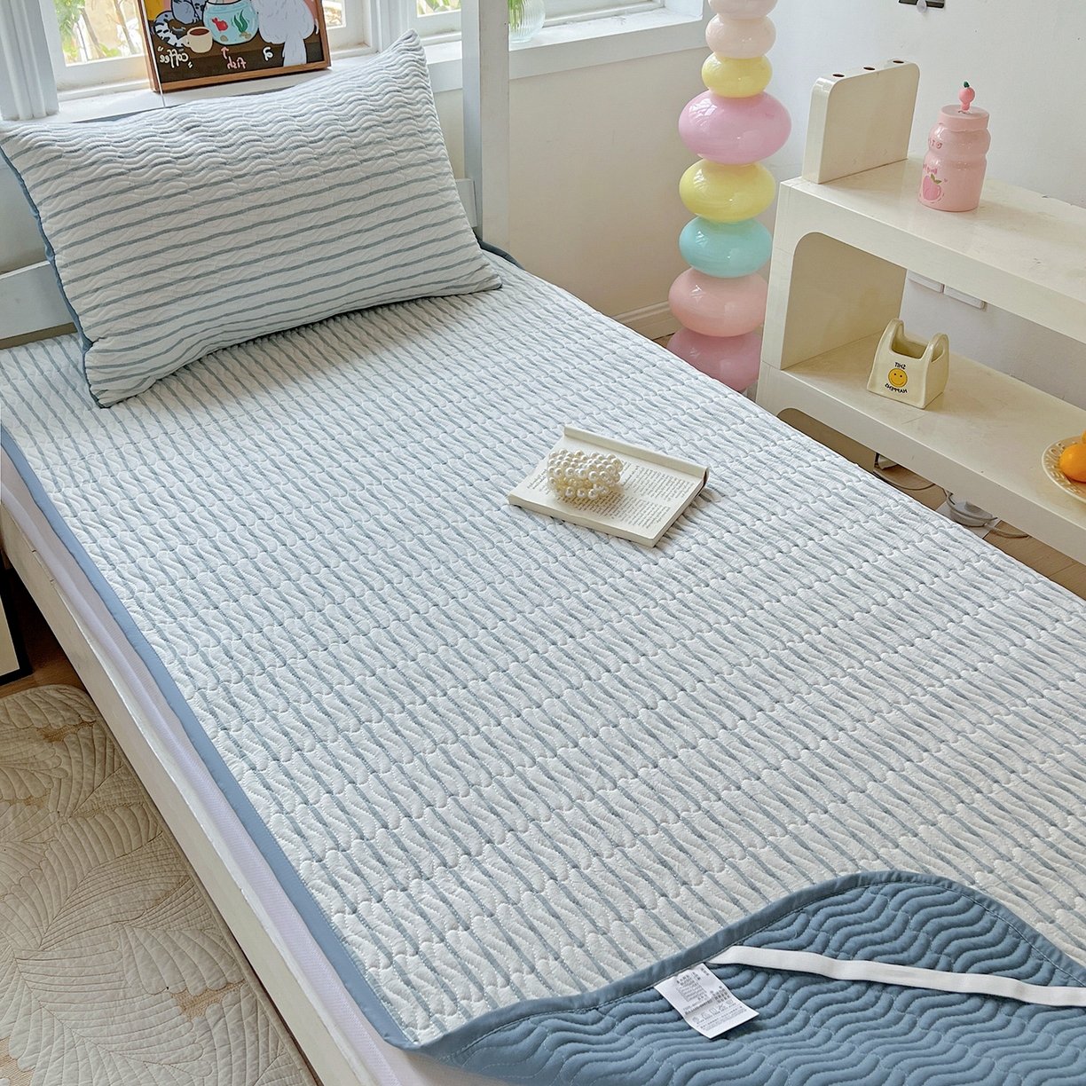 91家纺网 家纺一手货源 找家纺 乐野家居 2025热款学生床全棉色织水洗棉夹棉多功能床垫-床盖 格律 浅兰