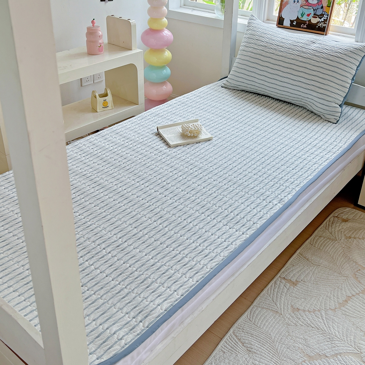 91家纺网 家纺一手货源 找家纺 乐野家居 2025热款学生床全棉色织水洗棉夹棉多功能床垫-床盖 格律 浅兰