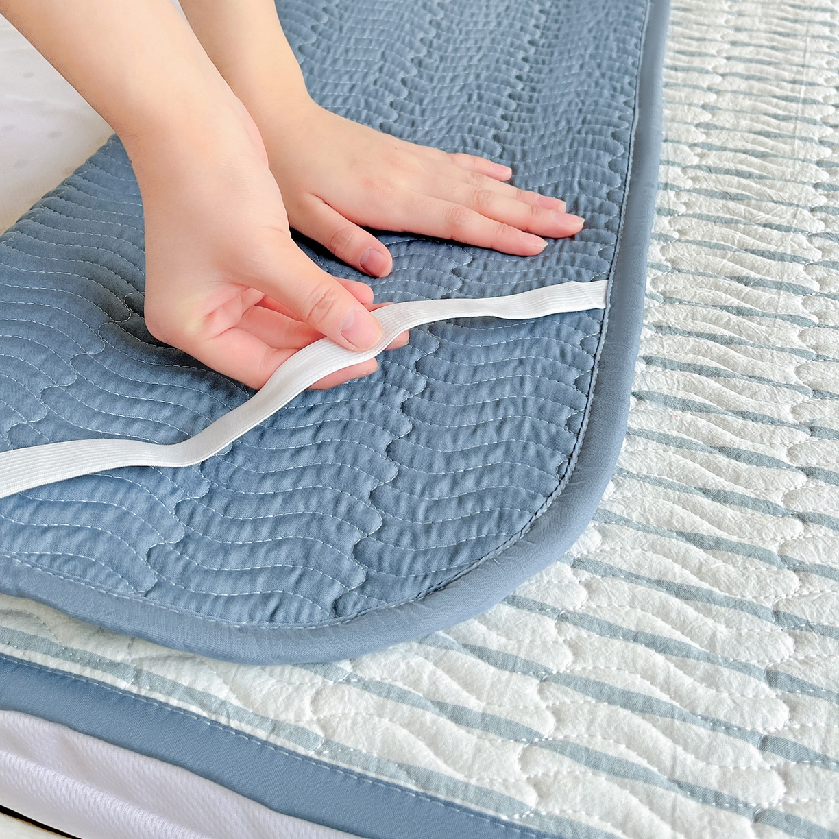 91家纺网 家纺一手货源 找家纺 乐野家居 2025热款学生床全棉色织水洗棉夹棉多功能床垫-床盖 格律 浅兰