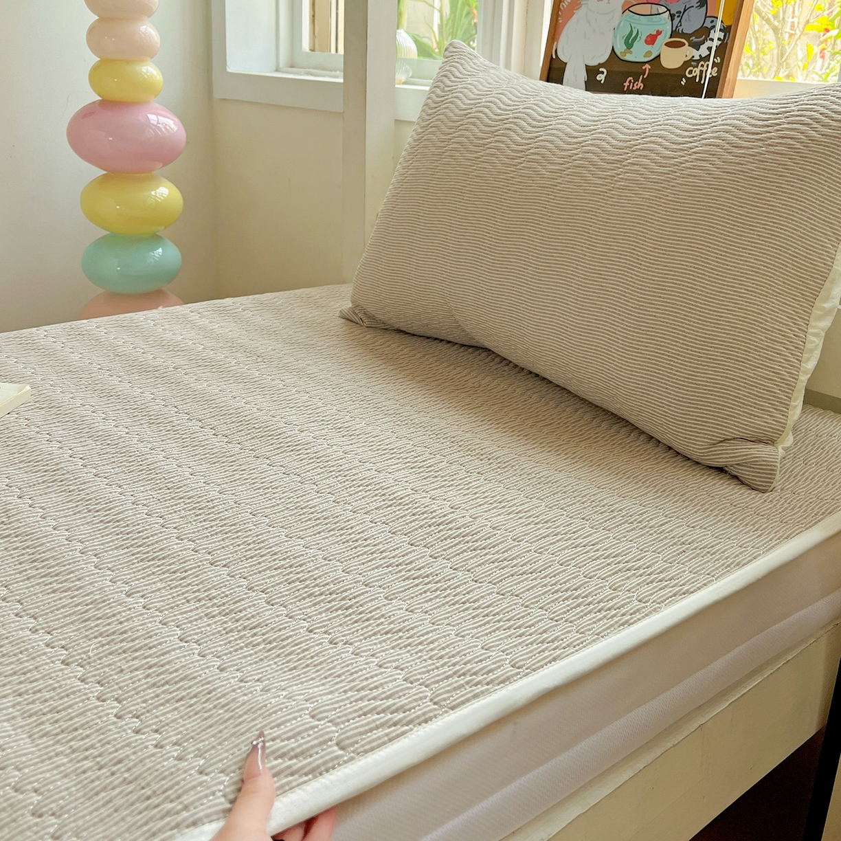 91家纺网 家纺一手货源 找家纺 乐野家居 2025热款学生床全棉色织水洗棉夹棉多功能床垫-床盖 流年米咖