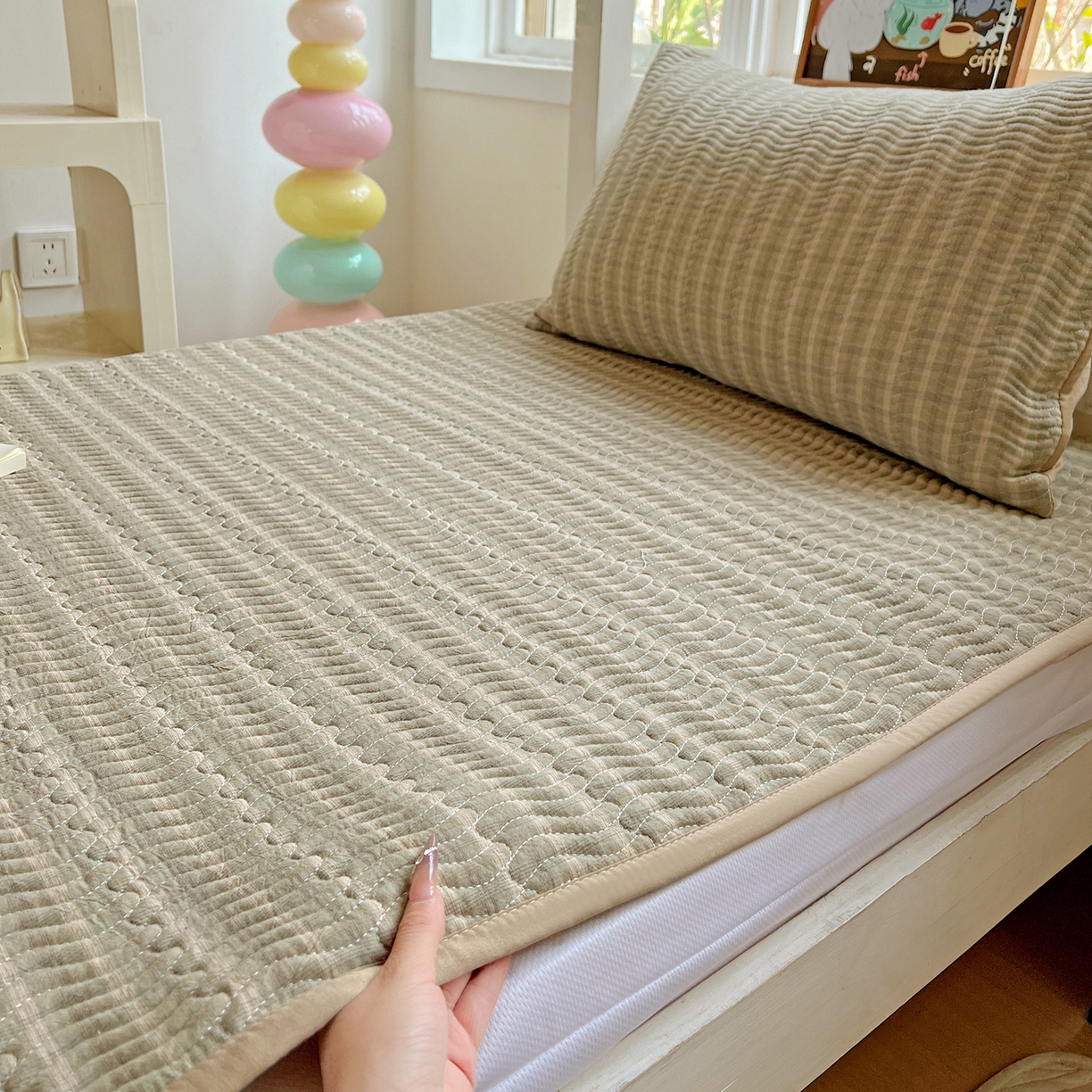 91家纺网 家纺一手货源 找家纺 乐野家居 2025热款学生床全棉色织水洗棉夹棉多功能床垫-床盖 日落绿