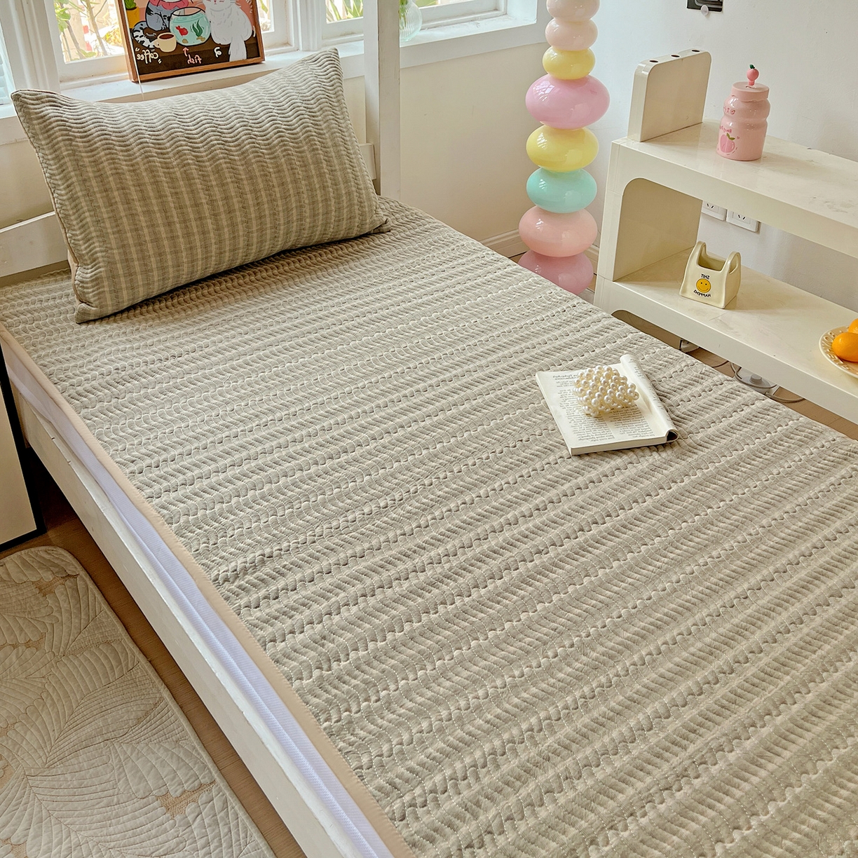 91家纺网 家纺一手货源 找家纺 乐野家居 2025热款学生床全棉色织水洗棉夹棉多功能床垫-床盖 日落绿