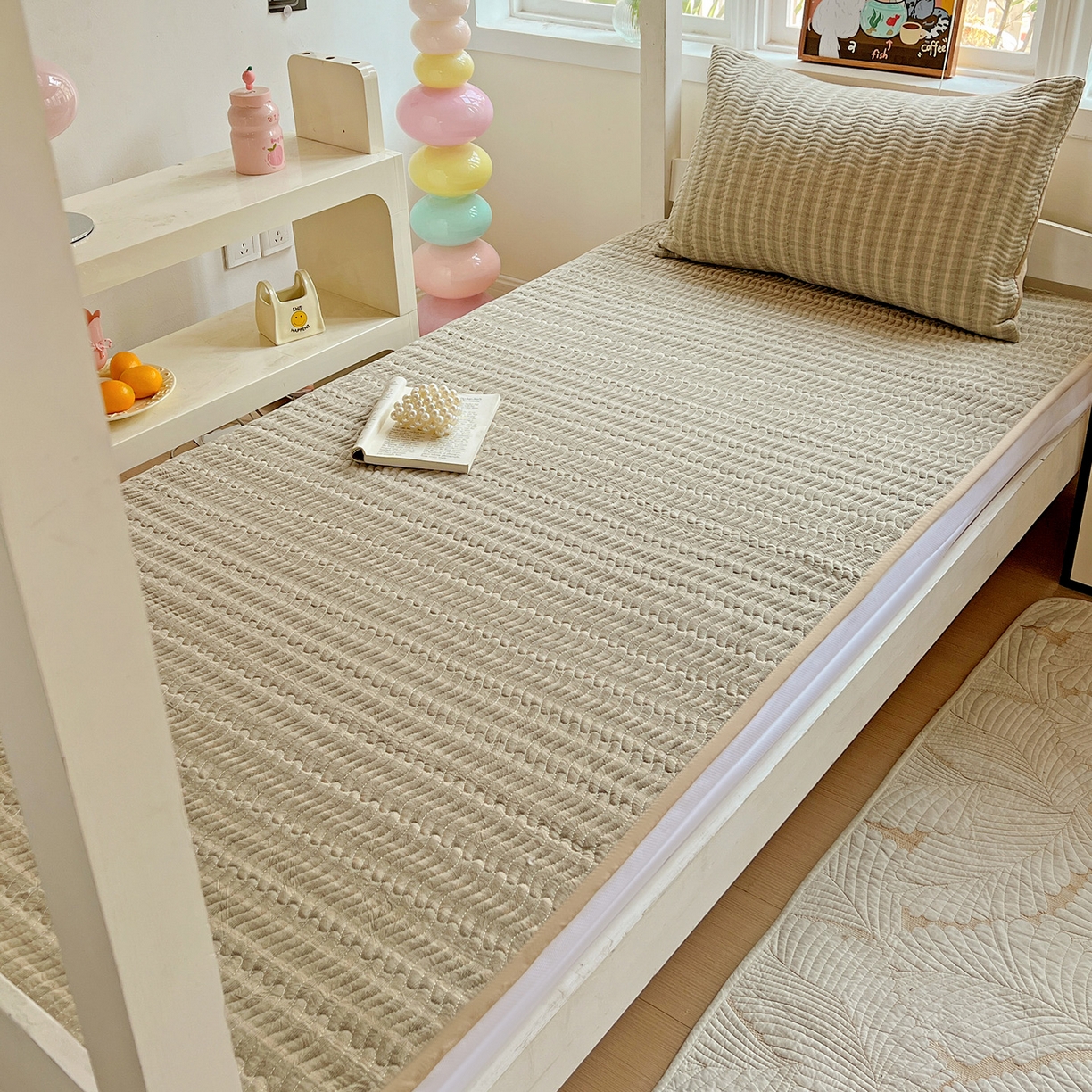 91家纺网 家纺一手货源 找家纺 乐野家居 2025热款学生床全棉色织水洗棉夹棉多功能床垫-床盖 日落绿