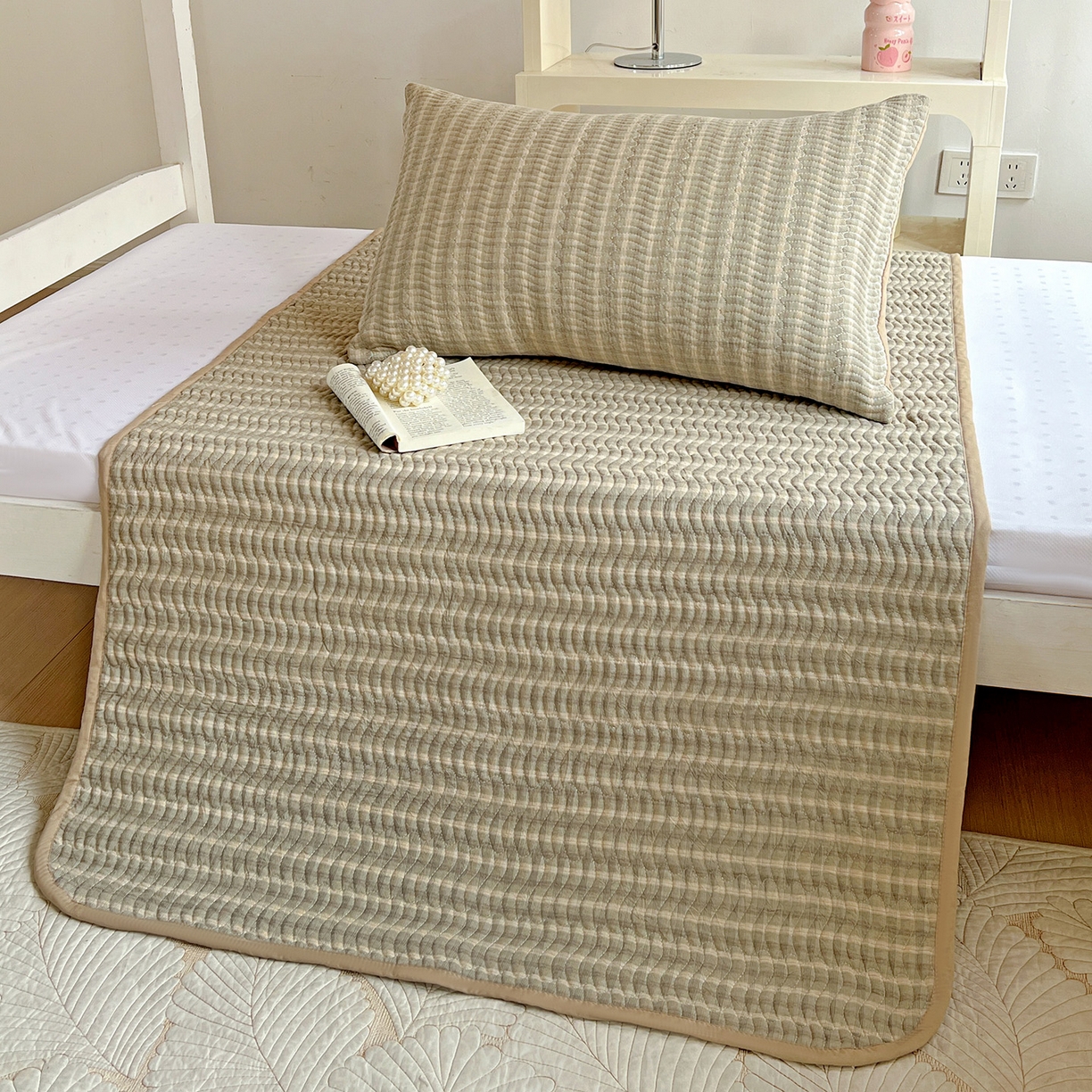 91家纺网 家纺一手货源 找家纺 乐野家居 2025热款学生床全棉色织水洗棉夹棉多功能床垫-床盖 日落绿