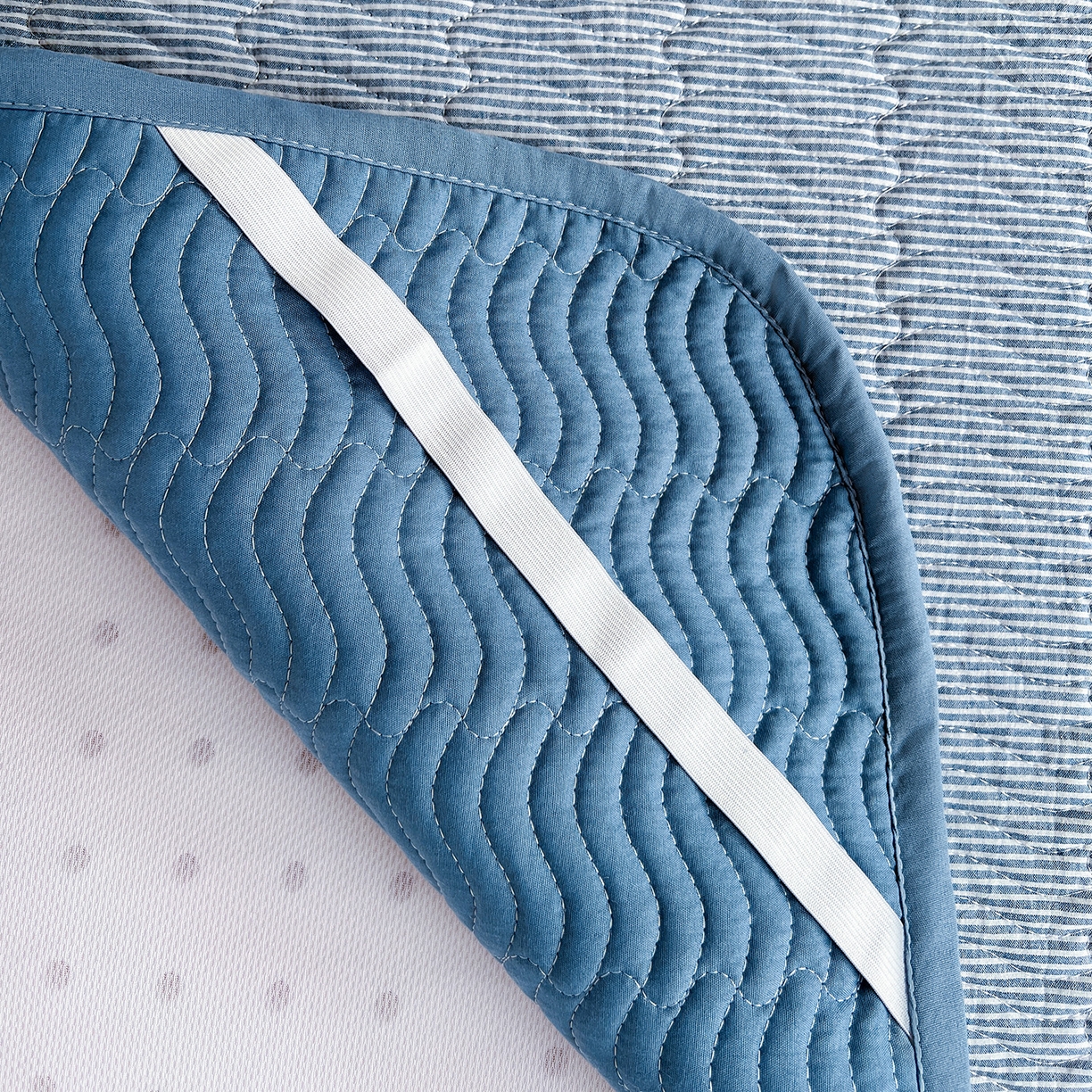 91家纺网 家纺一手货源 找家纺 乐野家居 2025热款学生床全棉色织水洗棉夹棉多功能床垫-床盖 流年布鲁蓝