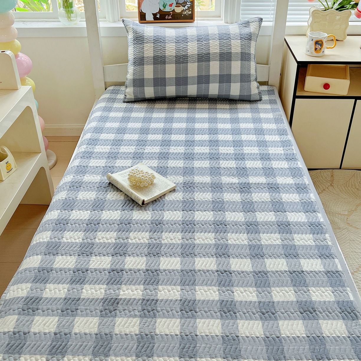 91家纺网 家纺一手货源 找家纺 乐野家居 2025热款学生床全棉色织水洗棉夹棉多功能床垫-床盖 半夏兰