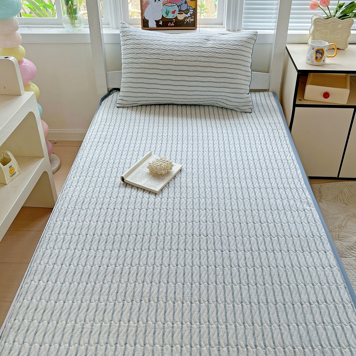 91家纺网 家纺一手货源 找家纺 乐野家居 2025热款学生床全棉色织水洗棉夹棉多功能床垫-床盖 格律 浅兰