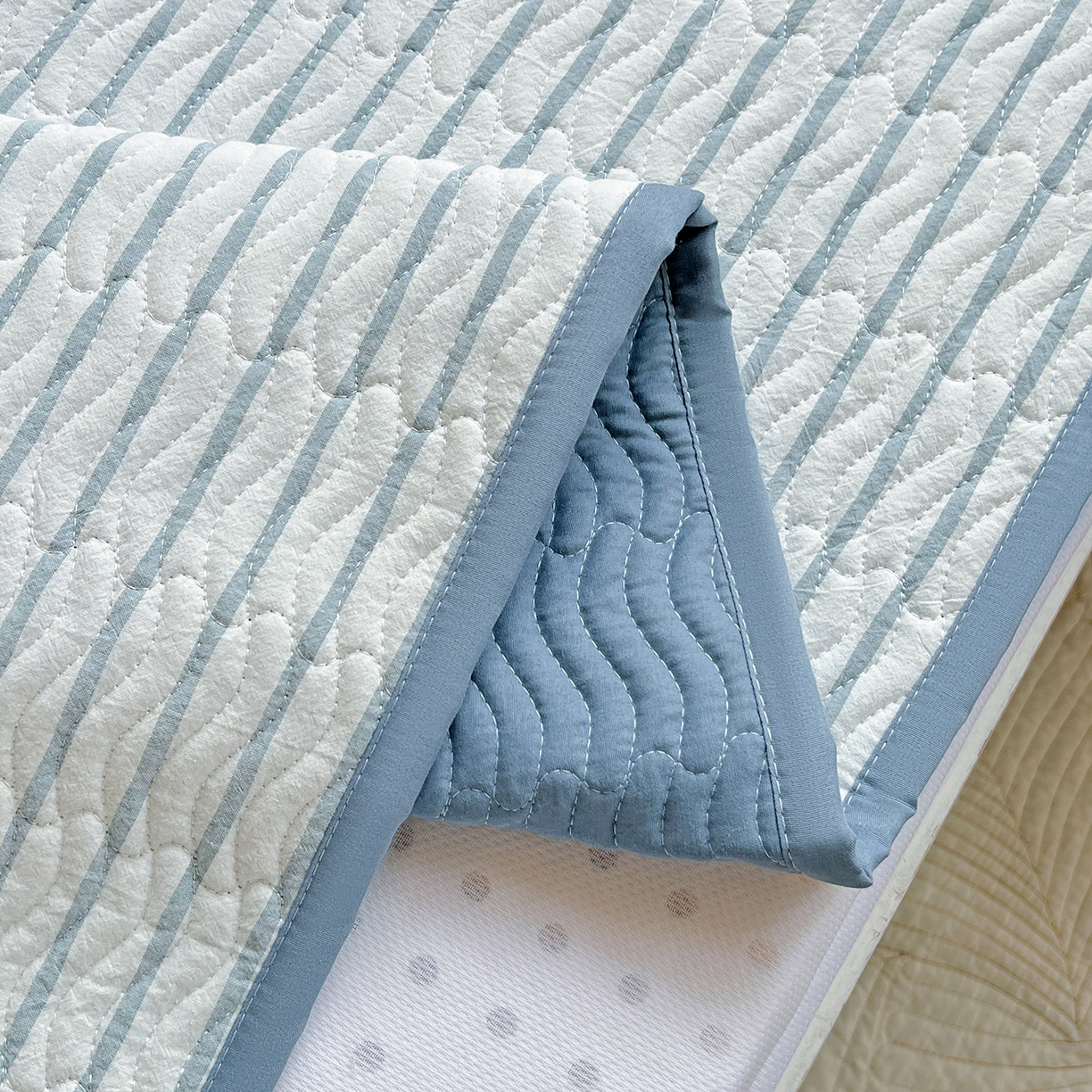 91家纺网 家纺一手货源 找家纺 乐野家居 2025热款学生床全棉色织水洗棉夹棉多功能床垫-床盖 格律 浅兰