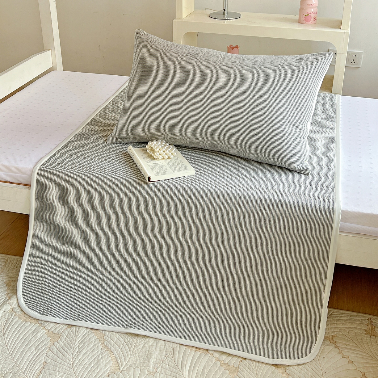 91家纺网 家纺一手货源 找家纺 乐野家居 2025热款学生床全棉色织水洗棉夹棉多功能床垫-床盖 流年深灰