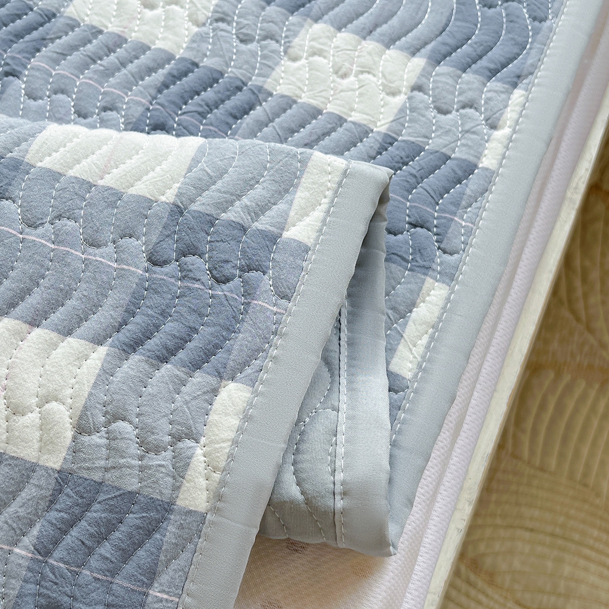 91家纺网 家纺一手货源 找家纺 （总）乐野家居 2025热款学生床全棉色织水洗棉夹棉多功能床垫-床盖